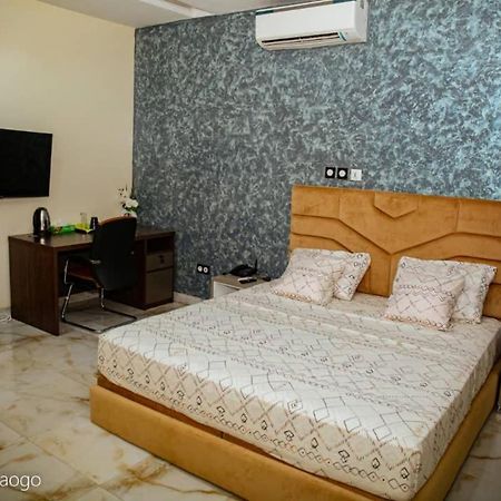 Complexe Hotelier And Уагадугу Экстерьер фото